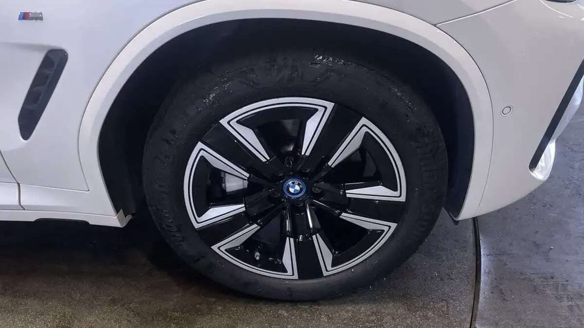 2022-bmw-ix3-e-m-sport-big-11