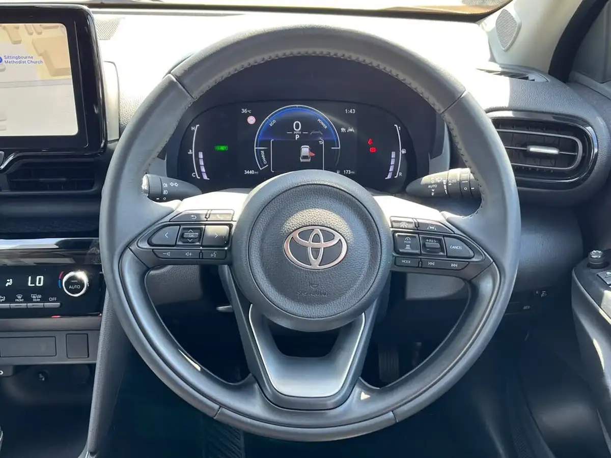 2024-toyota-yaris-cross-15-vvt-i-icon-big-19