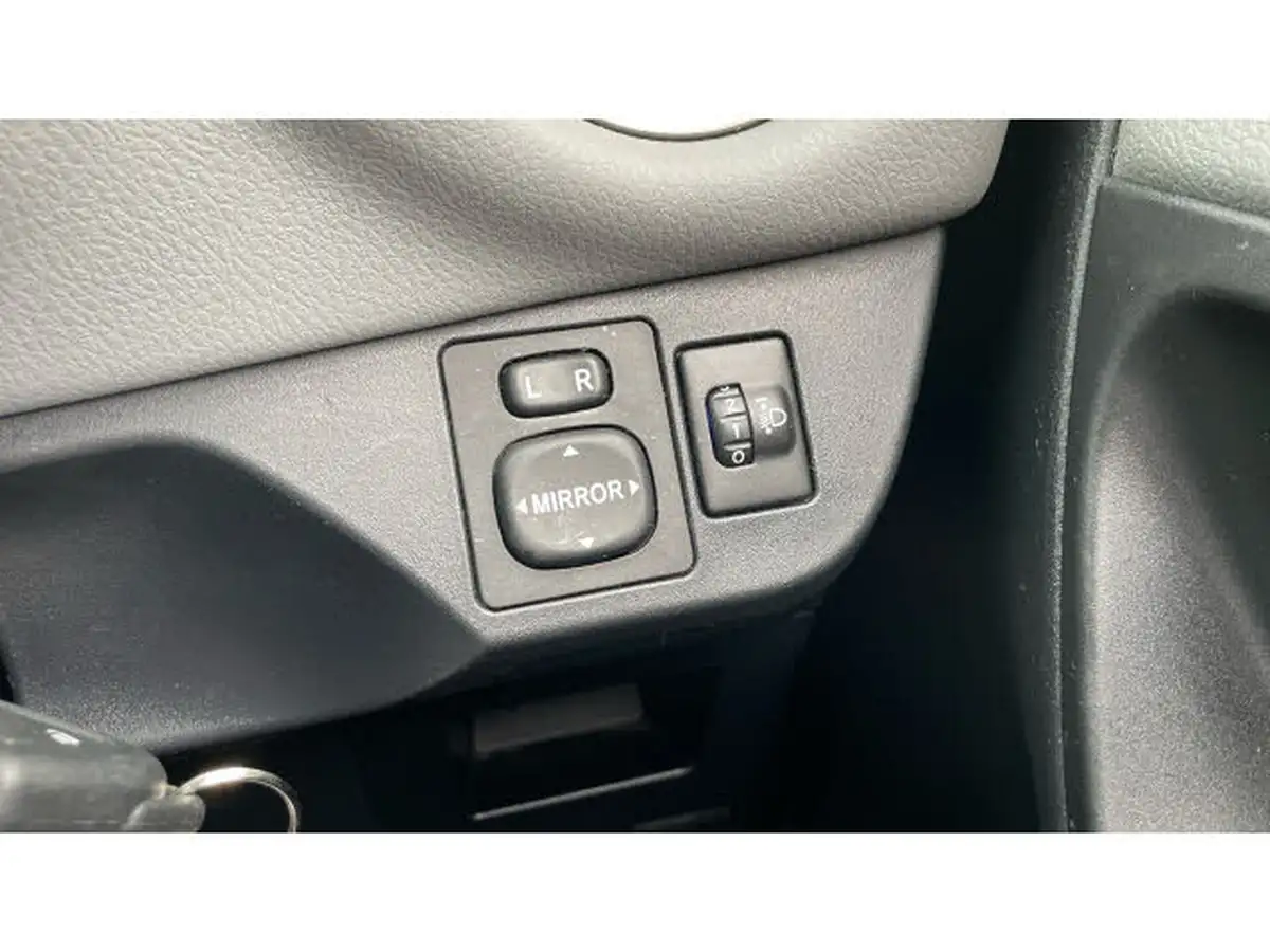 2016-toyota-yaris-133-icon-vvt-i-5d-big-25