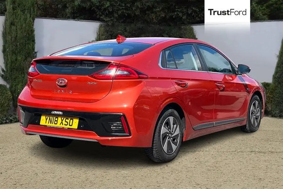 2018-hyundai-ioniq-16-gdi-premium-hybrid-big-3