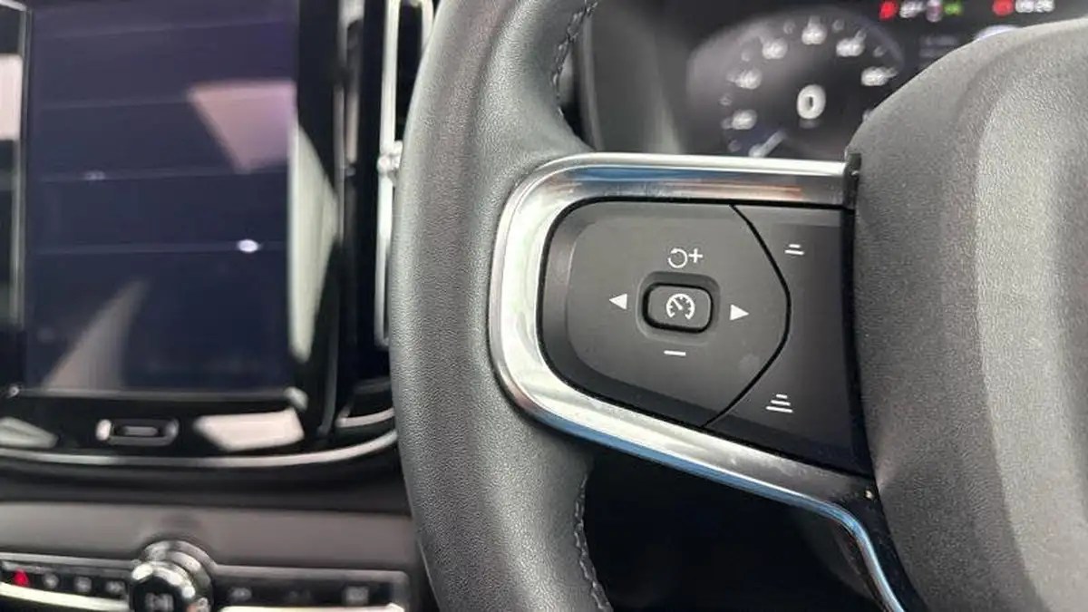 2022-volvo-xc40-15-t3-r-design-auto-big-14