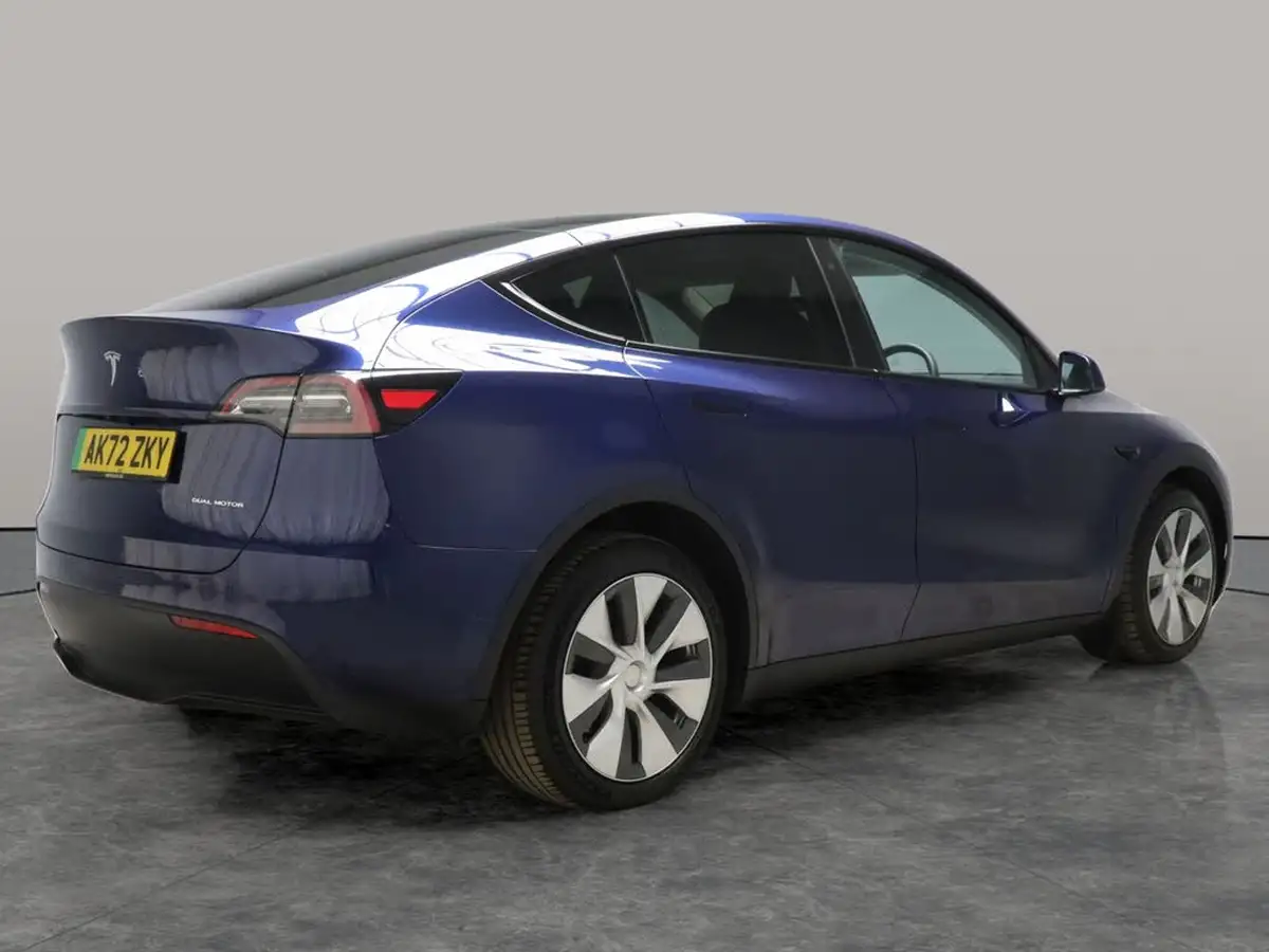 2022-tesla-model-y-e-long-range-big-13