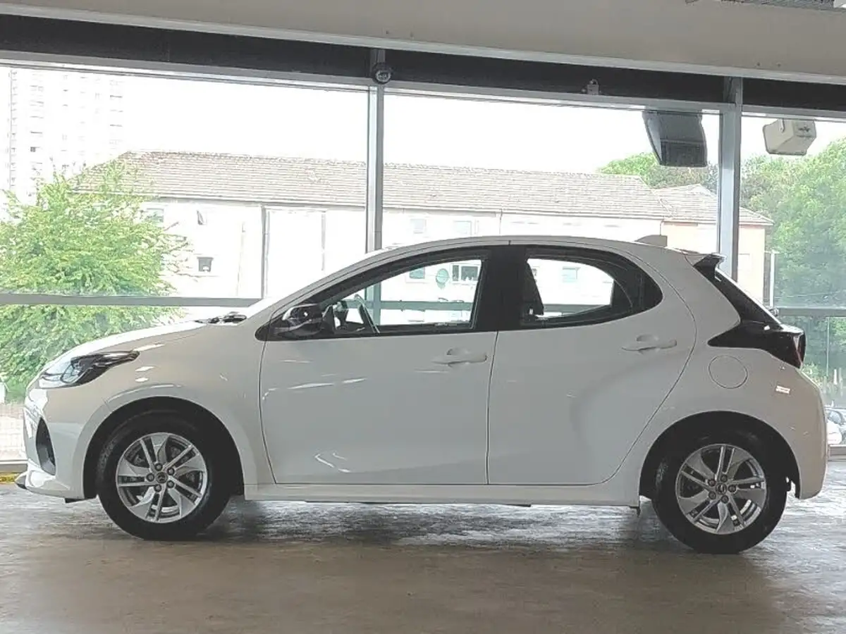 2024-mazda-mazda2-15-centre-line-big-3