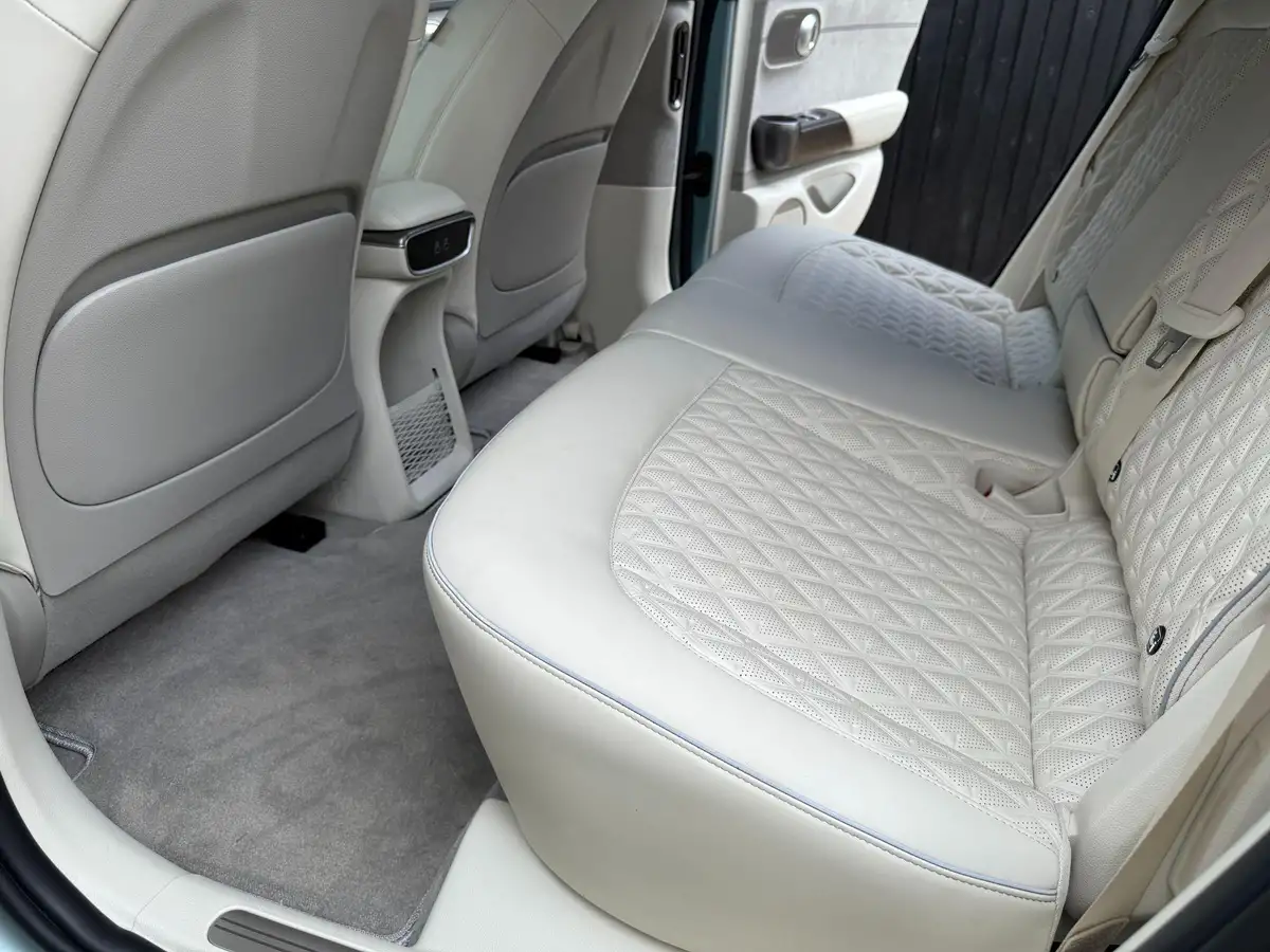 2022-genesis-gv60-e-sport-plus-big-40