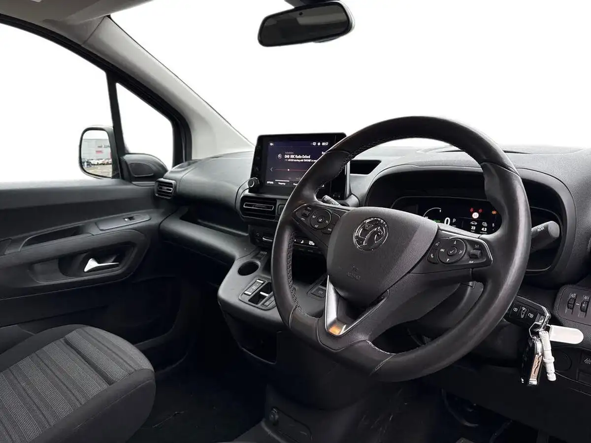 2024-vauxhall-combo-life-e-ultimate-big-14