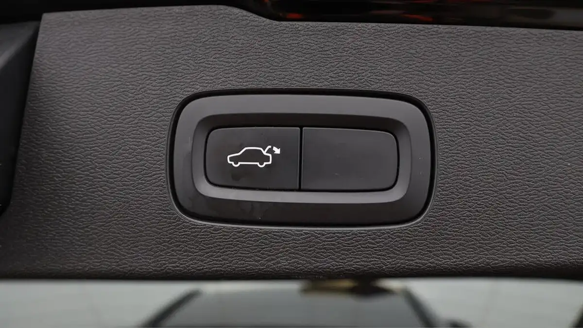 2023-volvo-v60-20-b3-core-big-22
