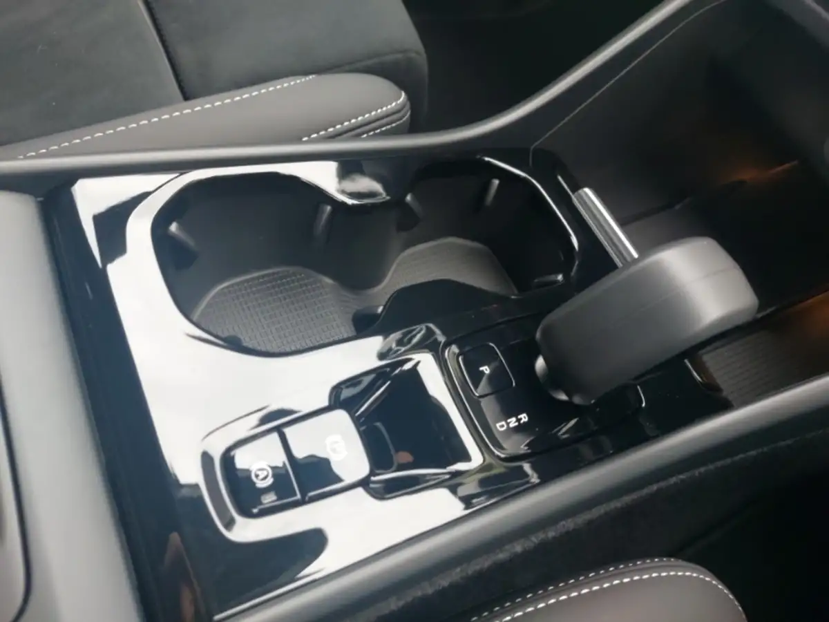 2024-volvo-xc40-20-b3-plus-big-17