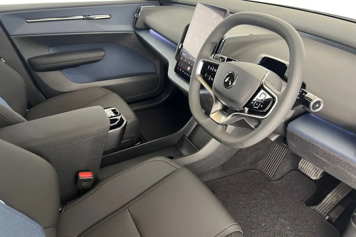 2025-volvo-ex30-e-single-motor-plus-extended-range-big-9