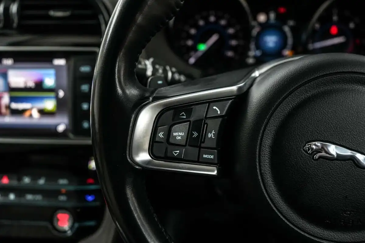 2017-jaguar-f-pace-30td-portfolio-big-35