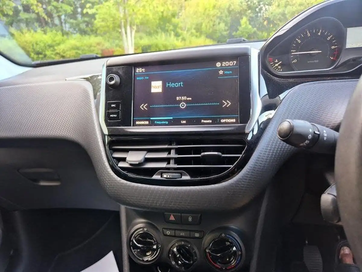 2017-peugeot-208-12-puretech-active-82bhp-5d-big-18