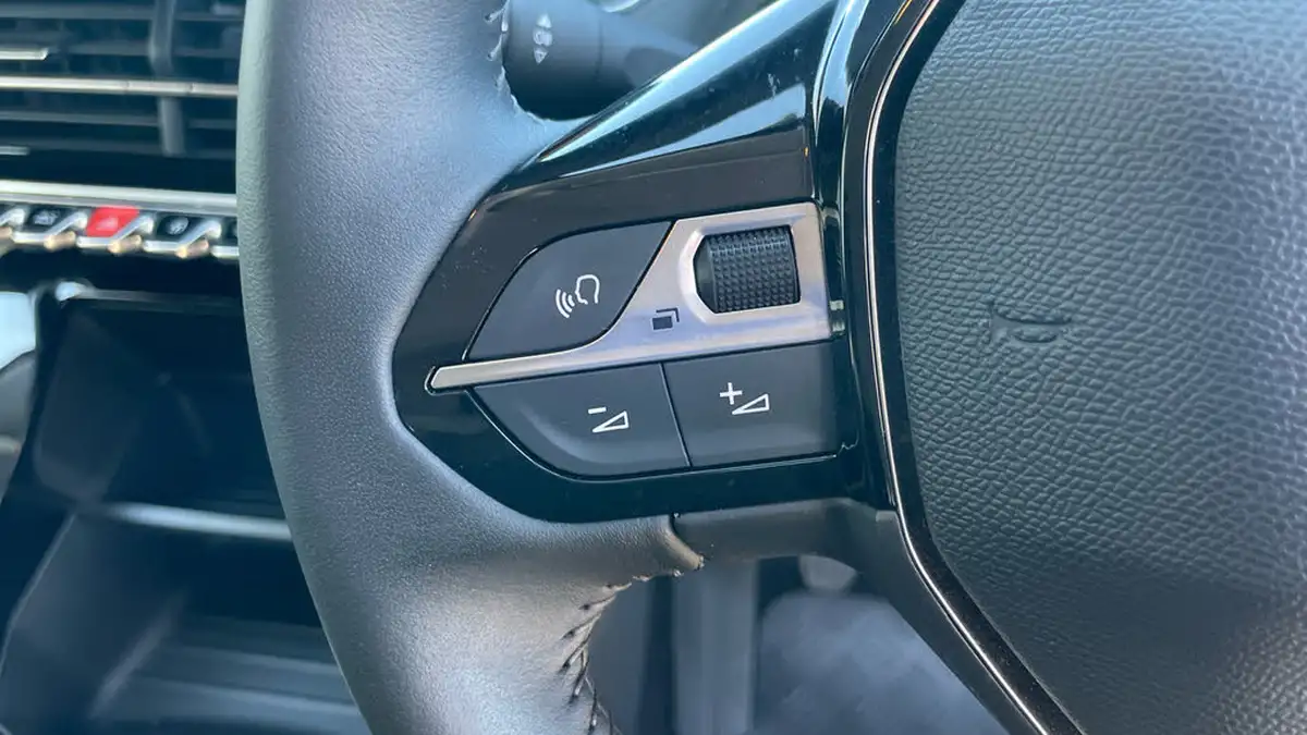 2022-peugeot-208-12-puretech-active-premium-100ps-big-22