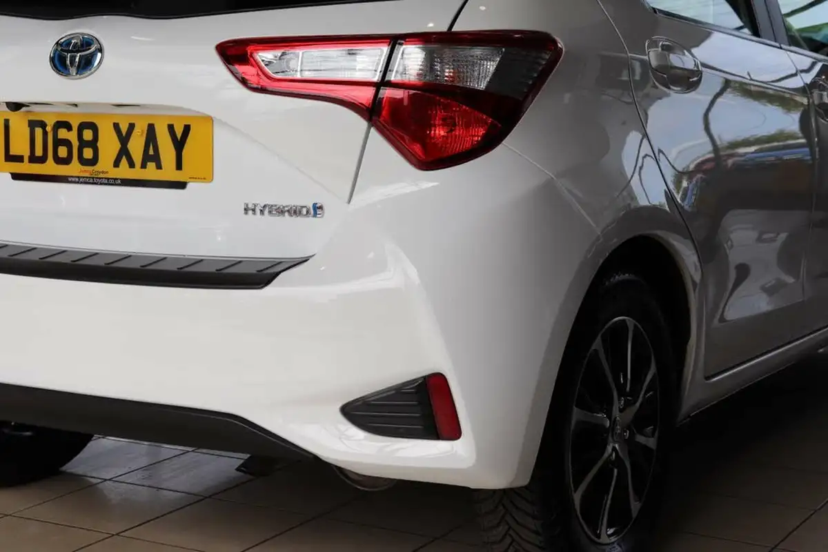 2018-toyota-yaris-15-vvt-i-icon-tech-hybrid-big-79