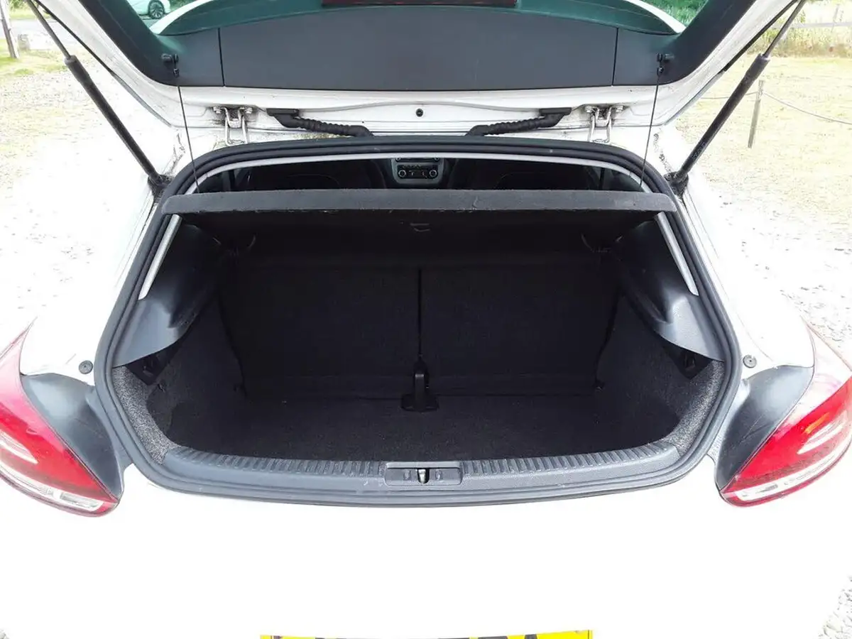 2011-volkswagen-scirocco-20td-gt-170ps-cr-dsg-big-14