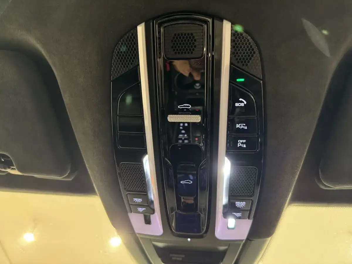 2022-porsche-cayenne-40-v8-turbo-station-wagon-big-32