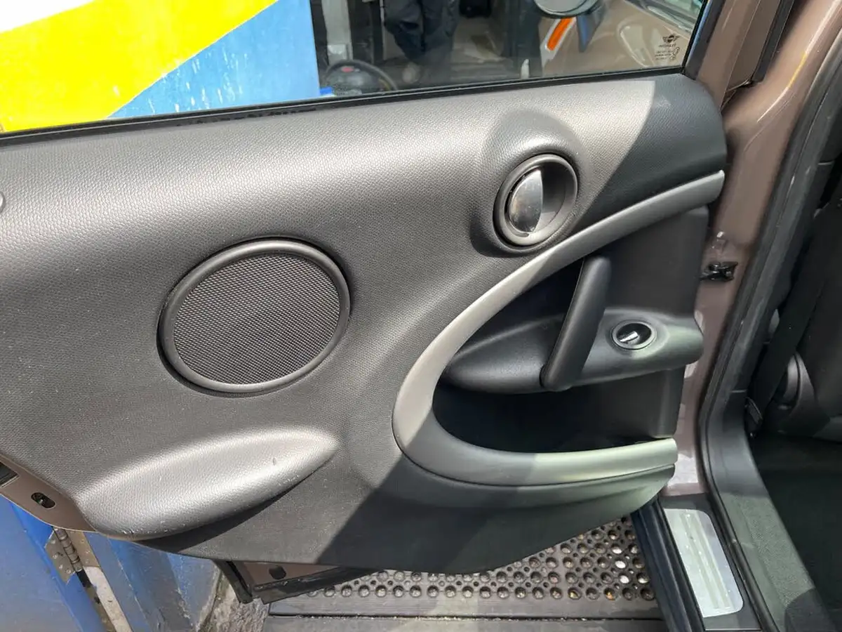 2011-mini-countryman-16-cooper-pepper-big-46