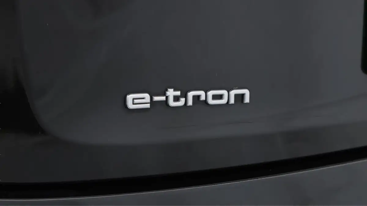 2022-audi-e-tron-55e-technik-station-wagon-big-21