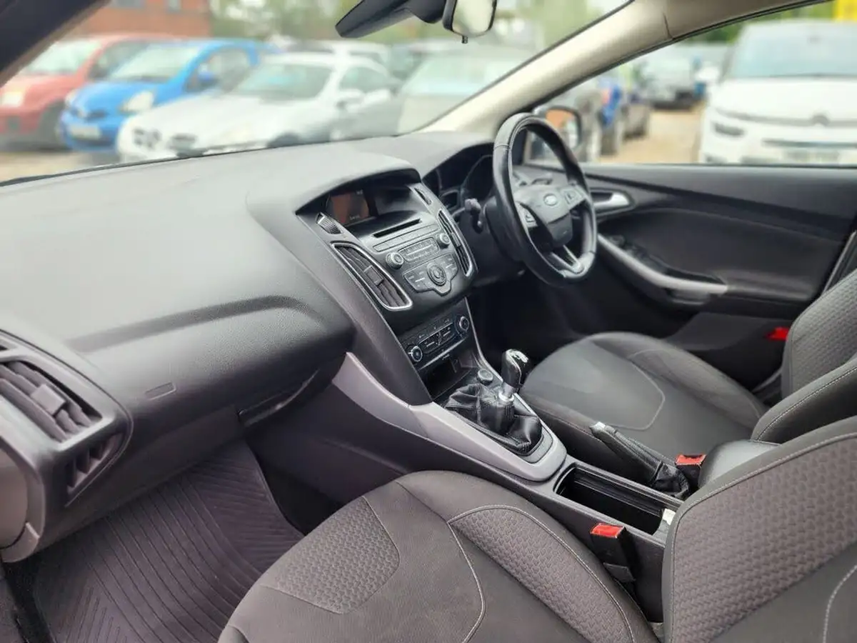 2014-ford-focus-16tdci-zetec-115ps-ss-hatchback-big-19