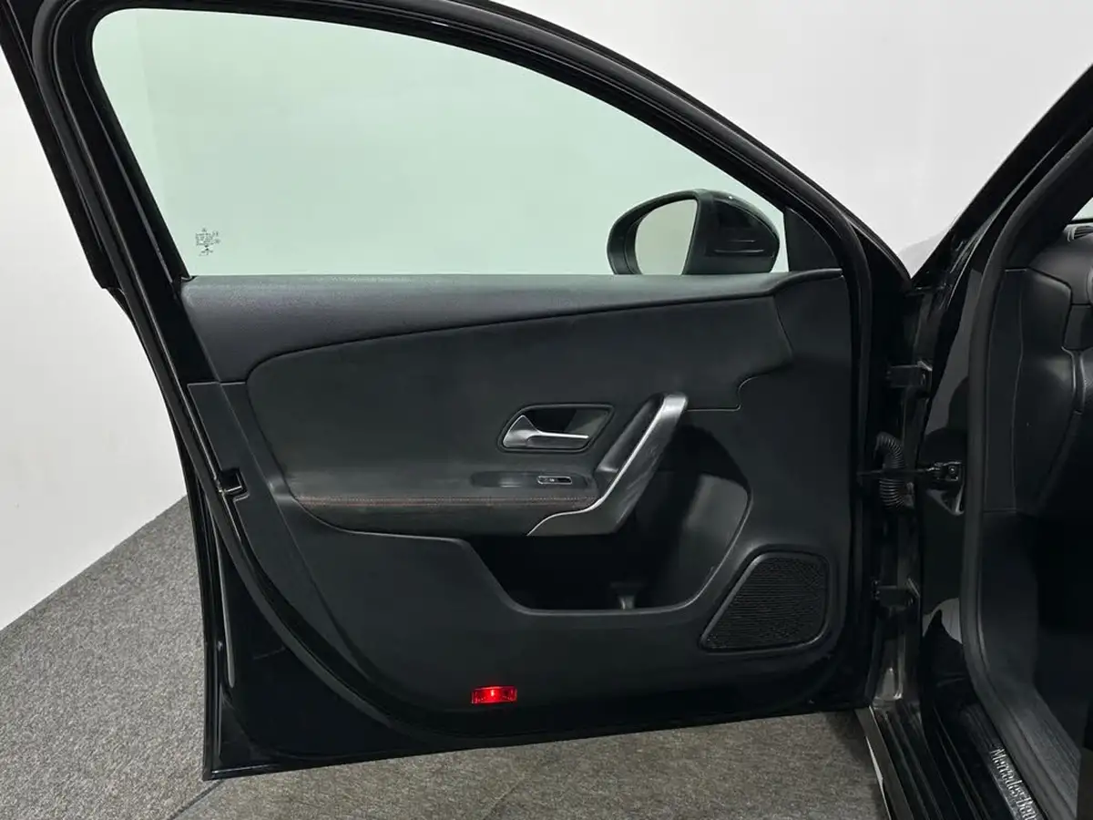 2019-mercedes-benz-a-class-13-a200-amg-line-saloon-4d-big-32