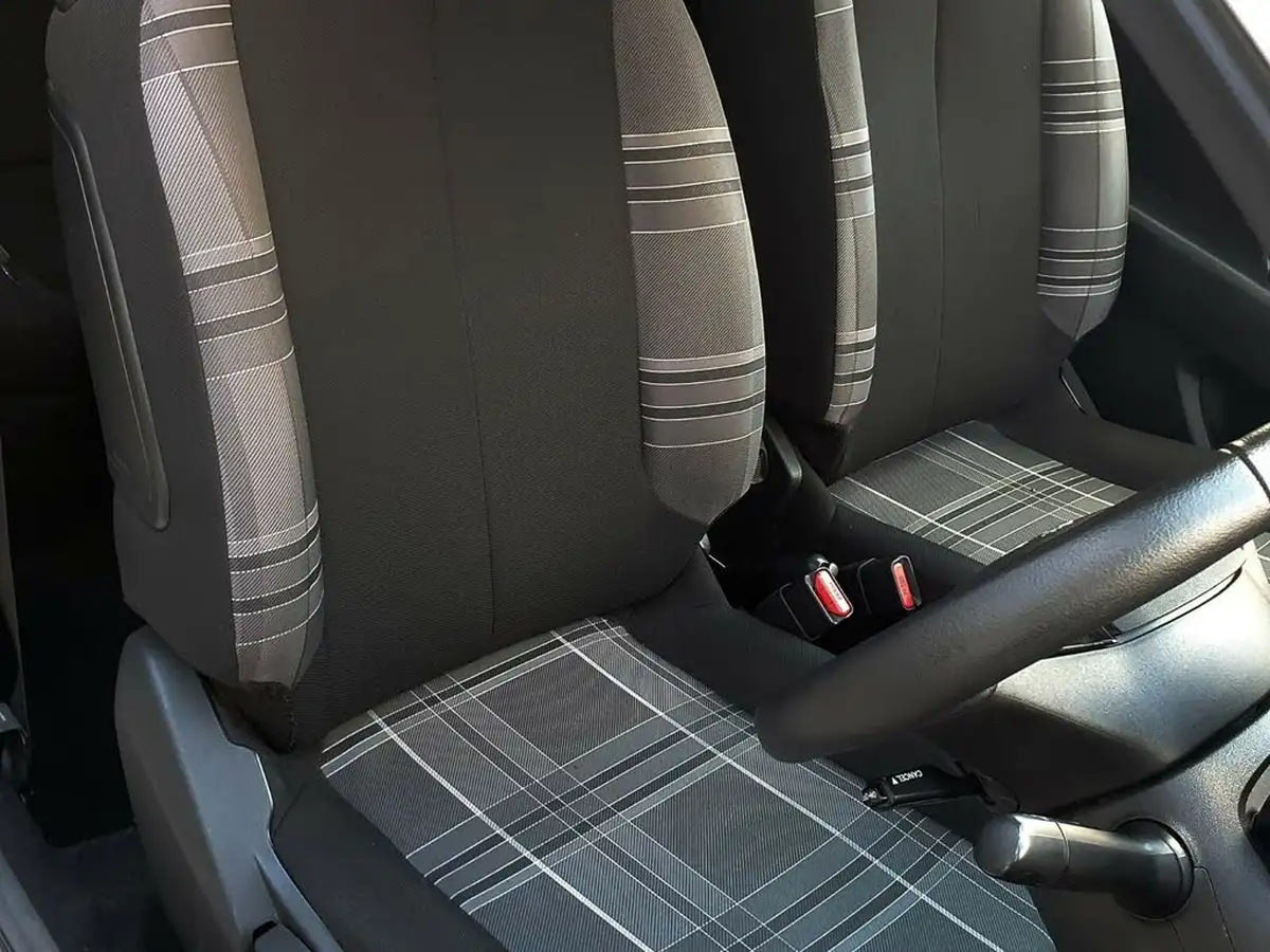 2017-peugeot-108-10-active-hatchback-3d-big-11