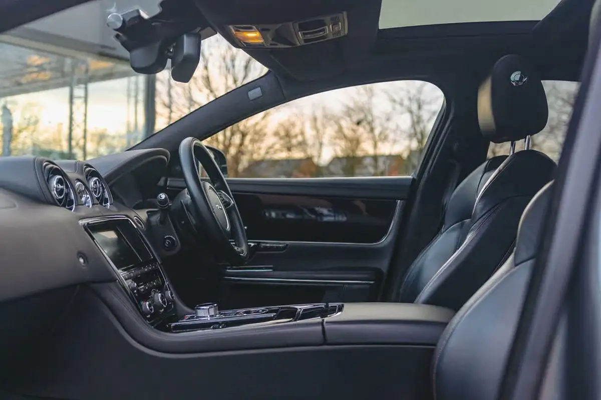 2015-jaguar-xj-series-50-xjr-saloon-big-38
