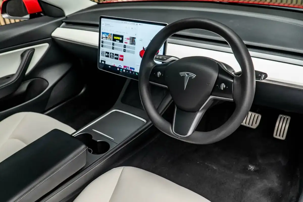 2020-tesla-model-3-e-performance-big-22