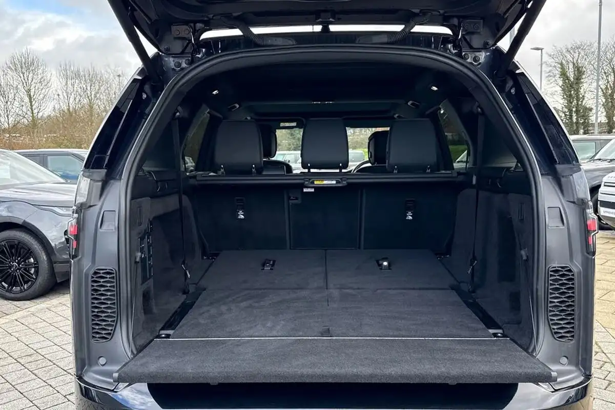 2024-land-rover-discovery-30-d300-dynamic-hse-big-10