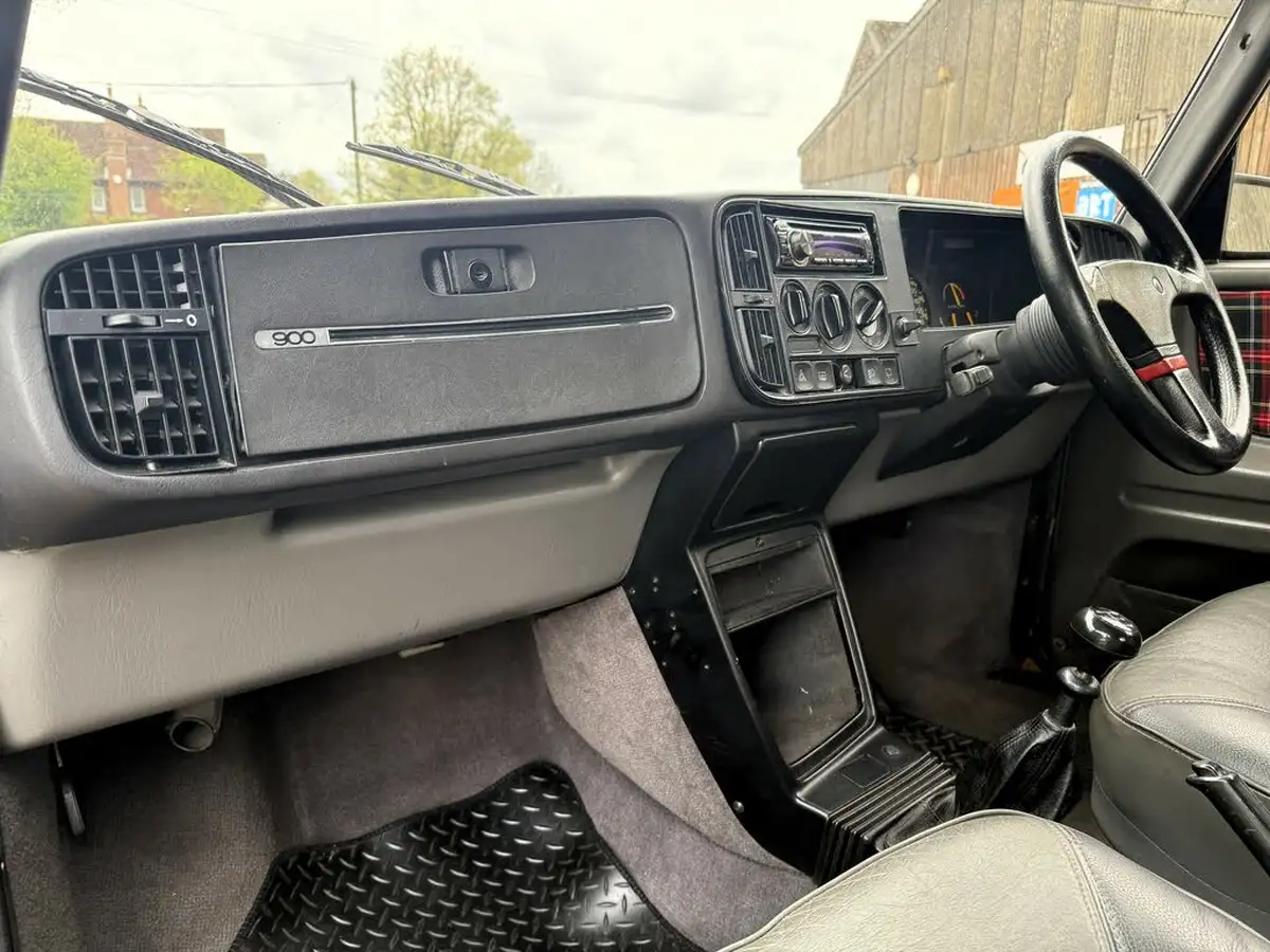 1991-saab-900-big-43
