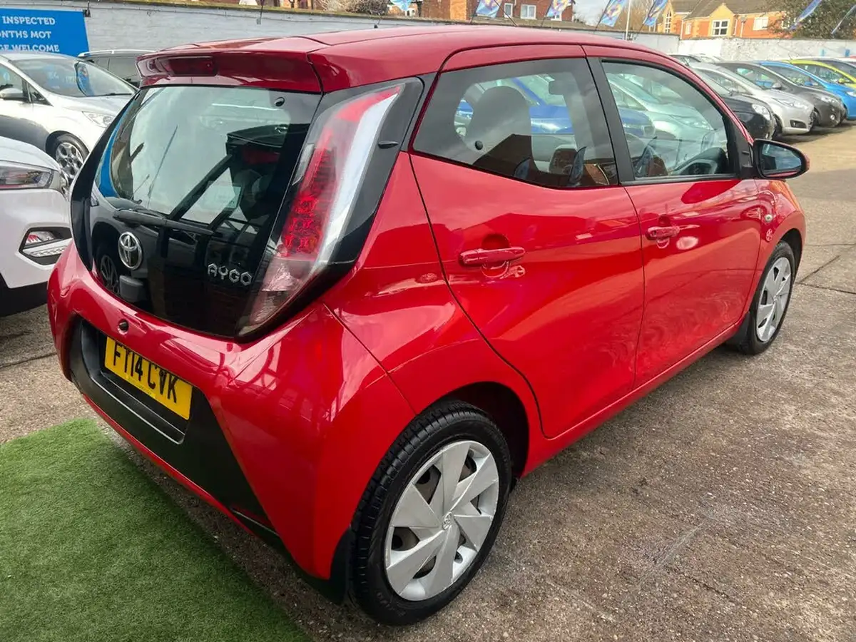2014-toyota-aygo-10-vvt-i-x-play-5d-big-40