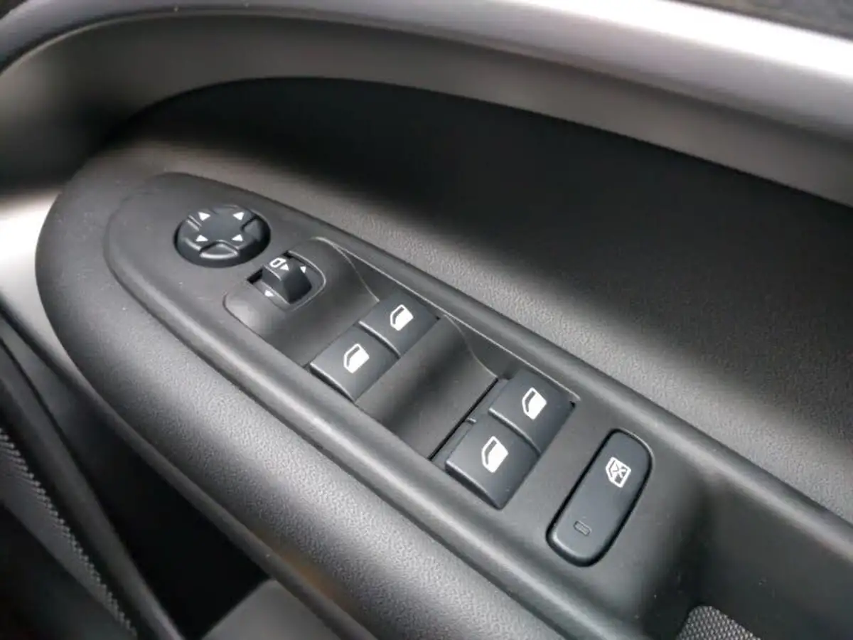 2025-jeep-avenger-12-gse-summit-e-hybrid-48v-auto-big-18