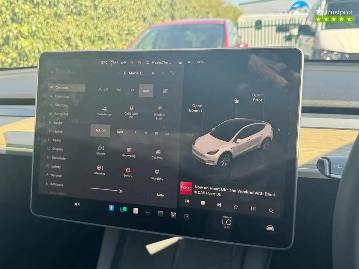 2023-tesla-model-y-e-rwd-big-16