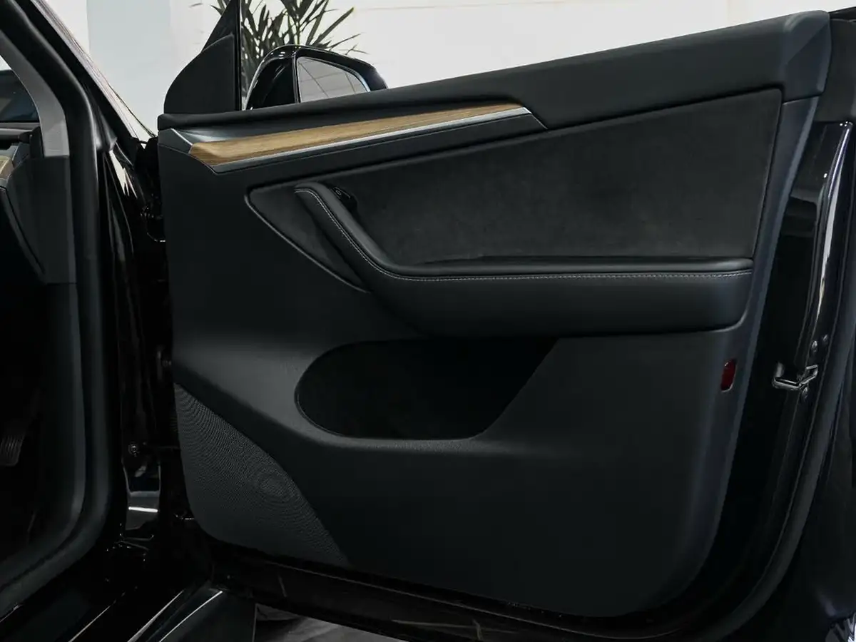 2022-tesla-model-y-e-long-range-big-13