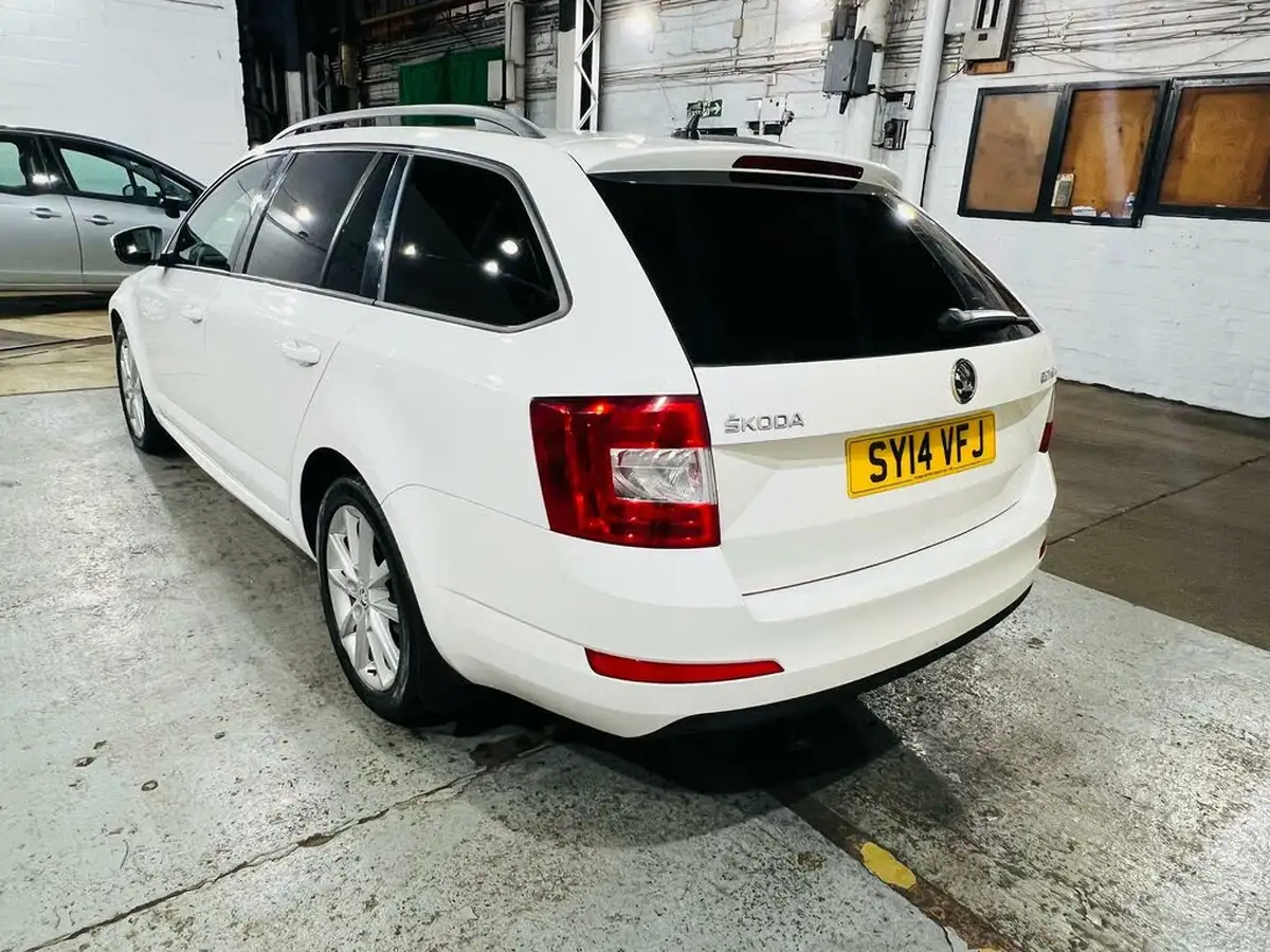 2014-skoda-octavia-16tdi-elegance-estate-dsg-big-5