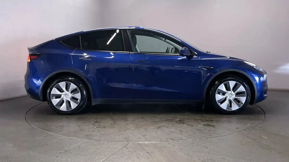 2023-tesla-model-y-e-long-range-big-8