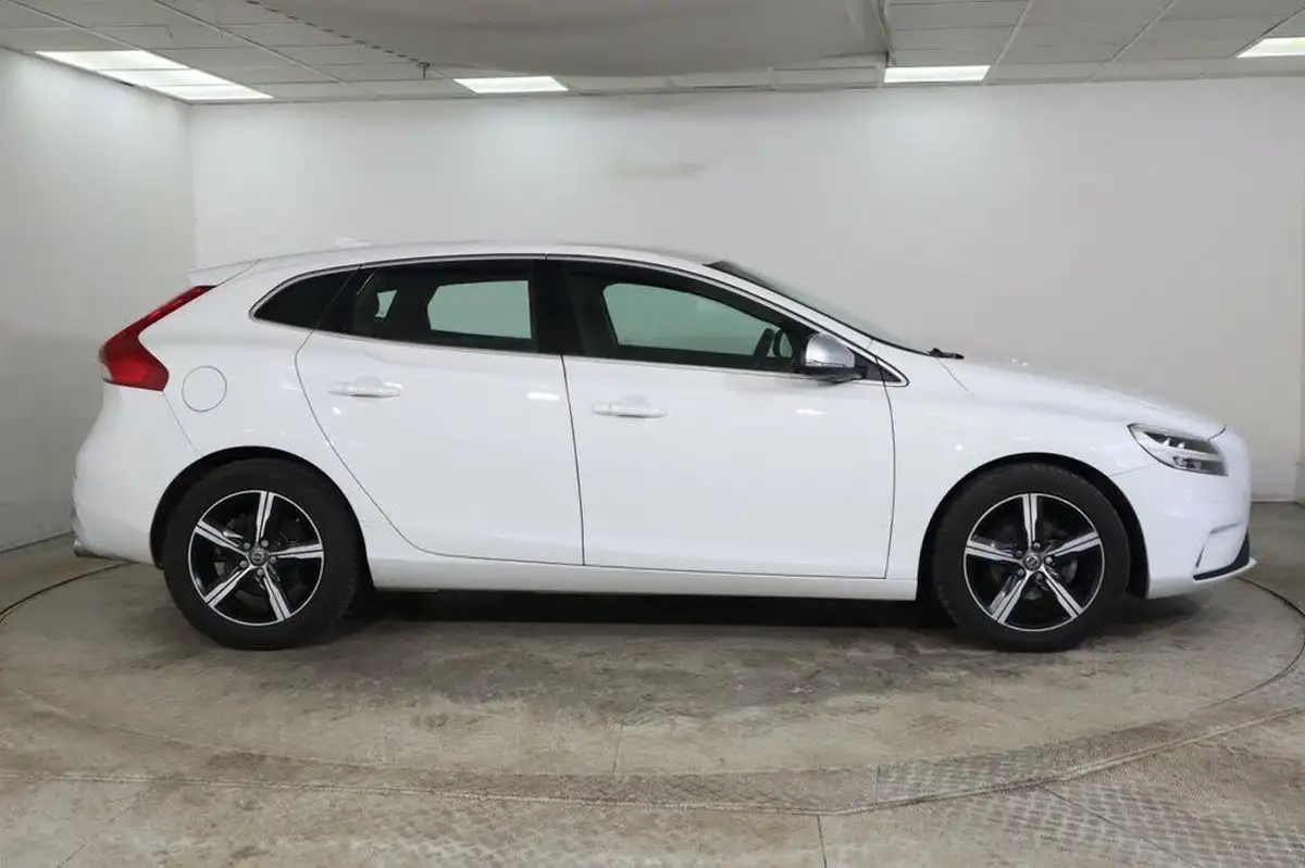 2016-volvo-v40-20td-d2-r-design-big-6