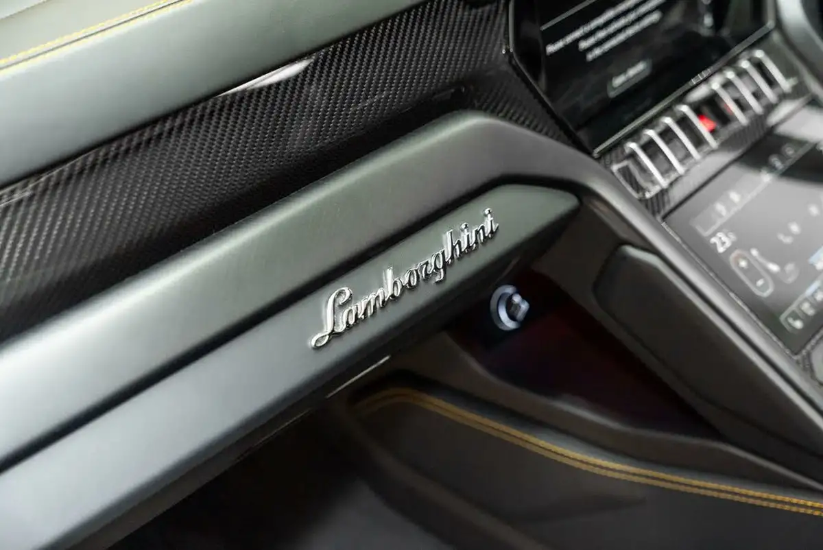 2021-lamborghini-urus-40-no-trim-big-14