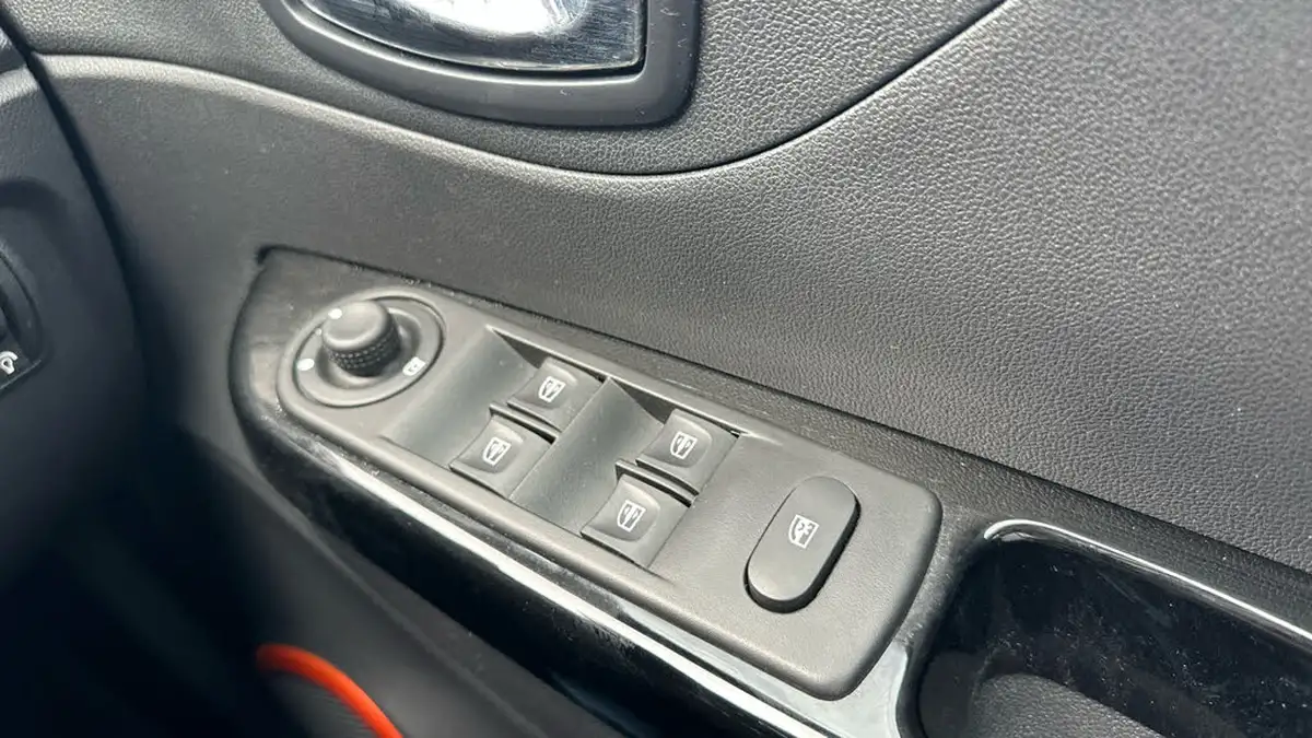 2017-renault-captur-12-tce-dynamique-s-nav-big-21