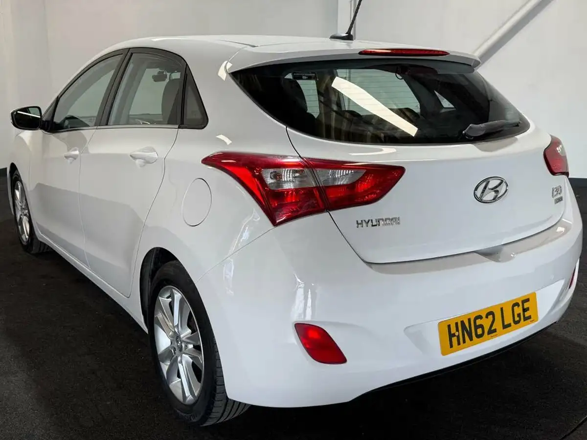 2012-hyundai-i30-16td-style-110ps-auto-big-3