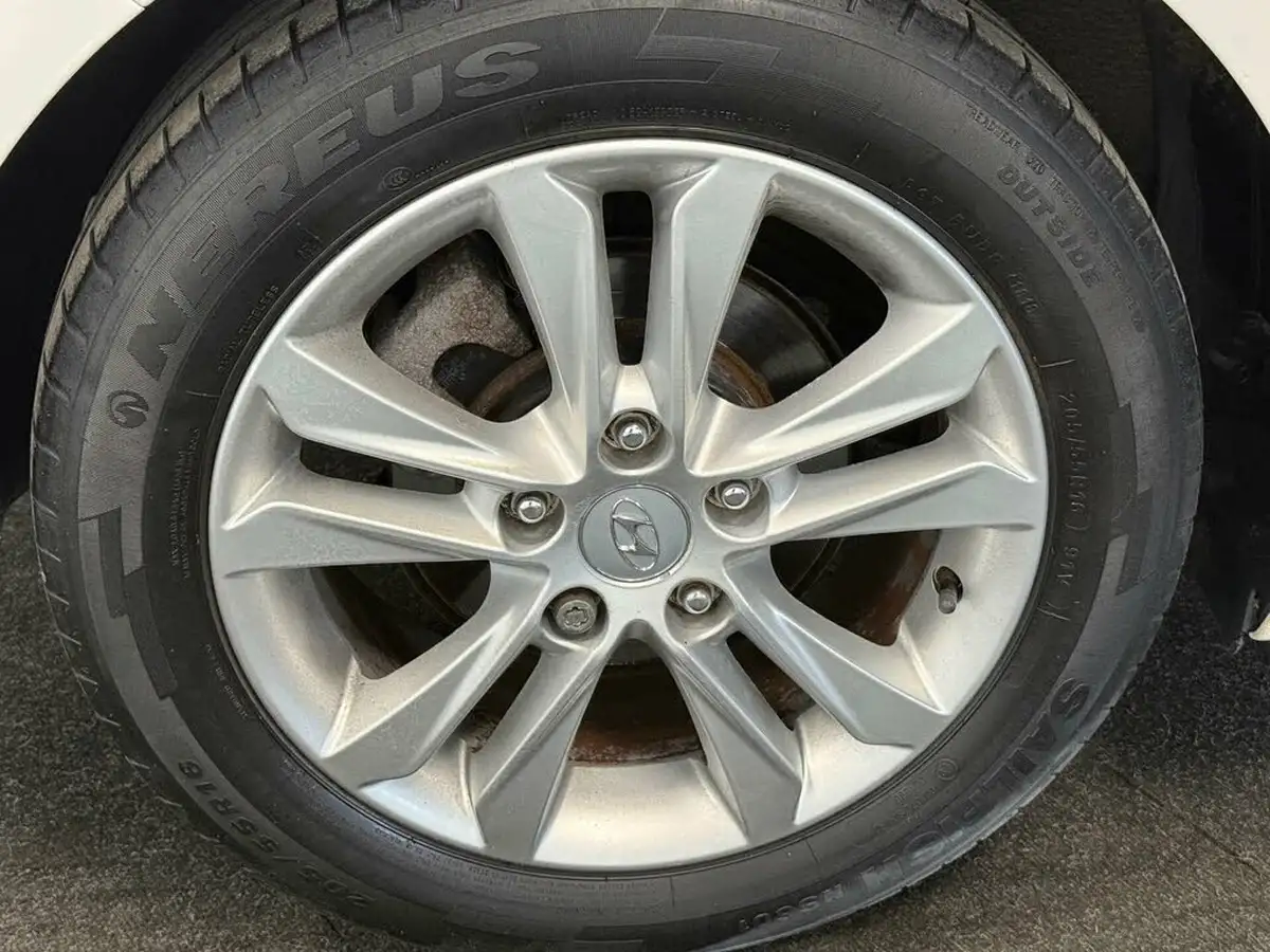 2012-hyundai-i30-16td-style-110ps-auto-big-31