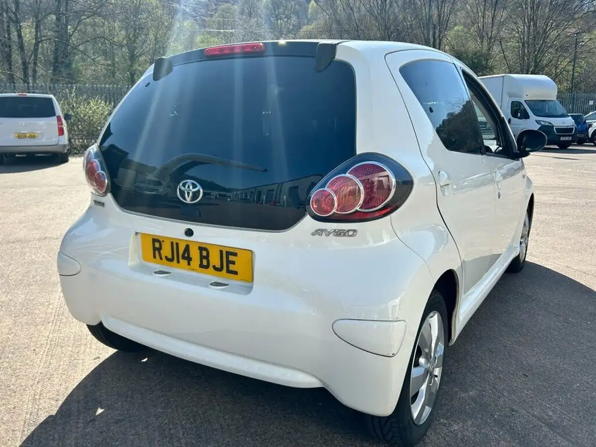 2014-toyota-aygo-10-move-style-5d-big-17