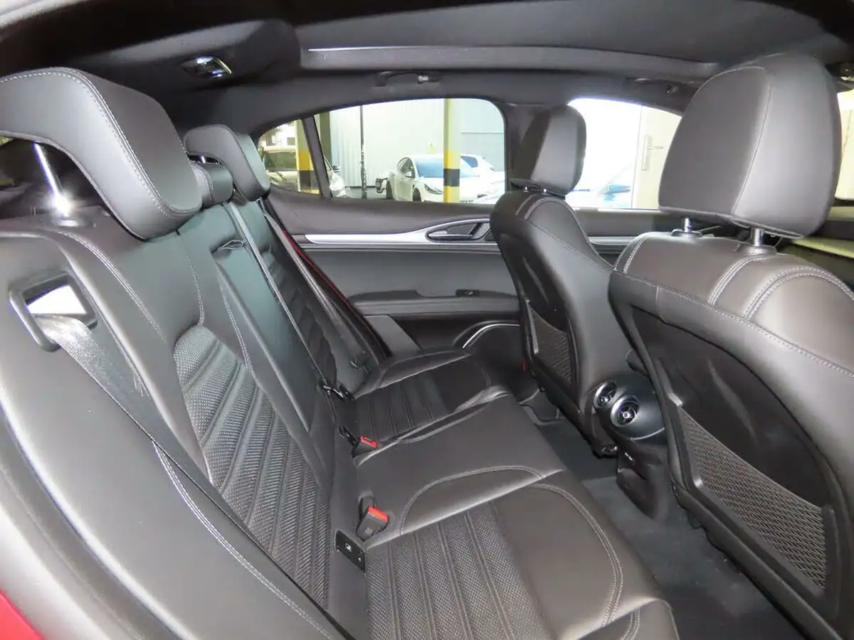 2021-alfa-romeo-stelvio-20-veloce-big-6