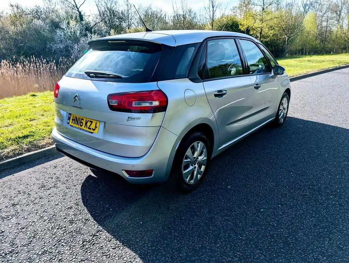 2016-citroen-c4-picasso-12-puretech-vtr-big-3
