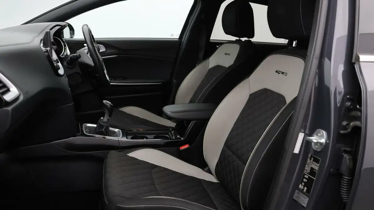 2021-kia-pro-ceed-15-t-gdi-gt-line-big-13
