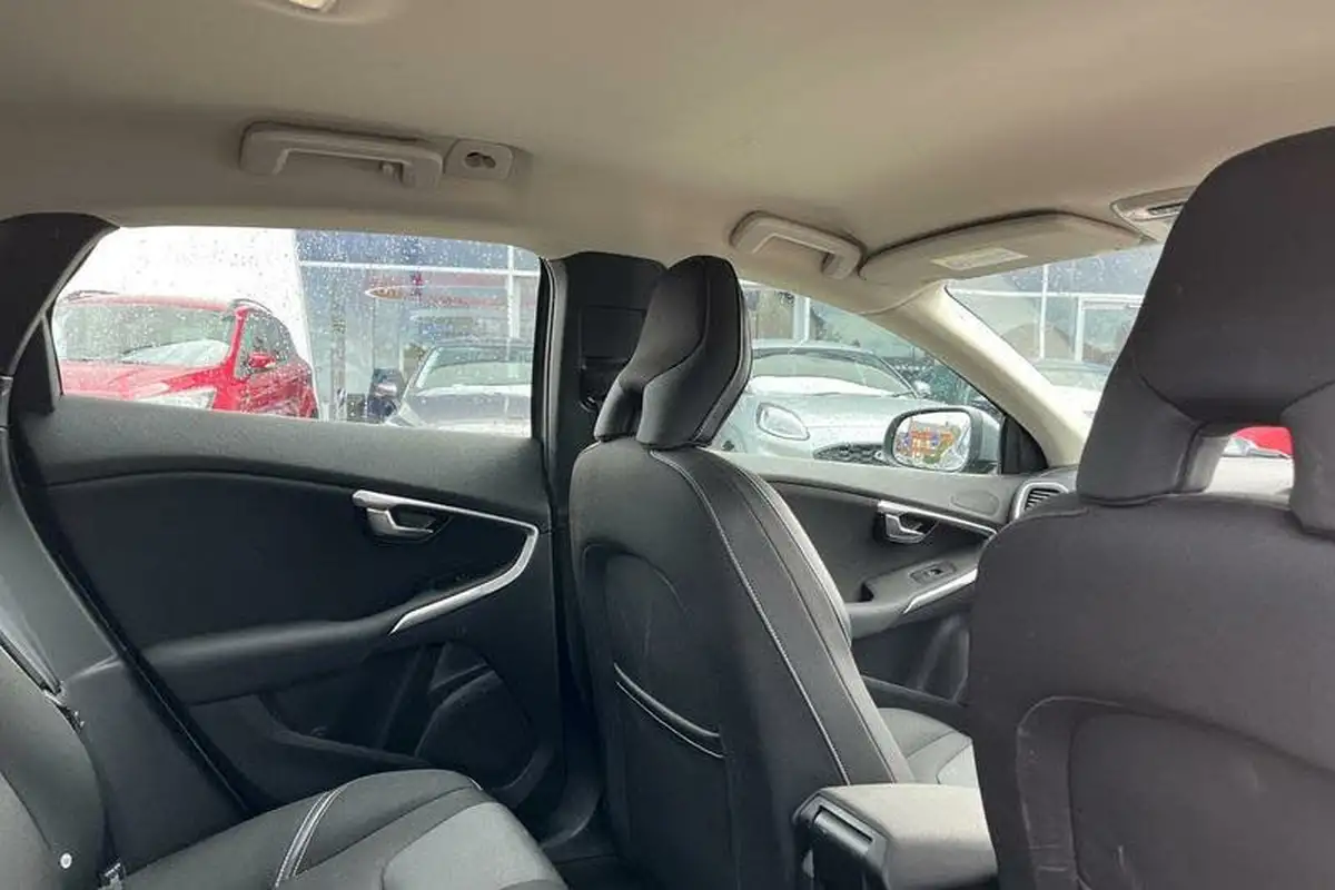 2019-volvo-v40-20td-d2-momentum-nav-plus-big-37