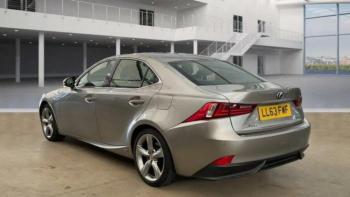 2013-lexus-is-300h-25-premier-big-8