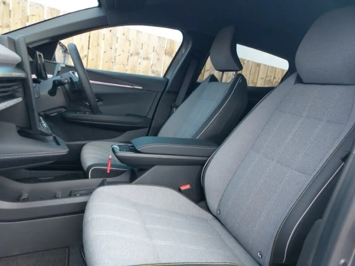 2024-renault-megane-e-tech-e-techno-e-tech-comfort-range-big-4