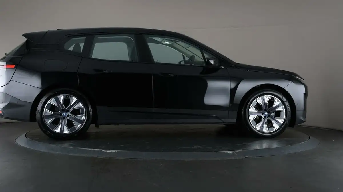 2022-bmw-ix-e-xdrive-40-sport-big-56