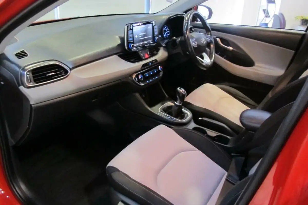 2017-hyundai-i30-16crdi-se-nav-110ps-blue-drive-hatchback-big-3