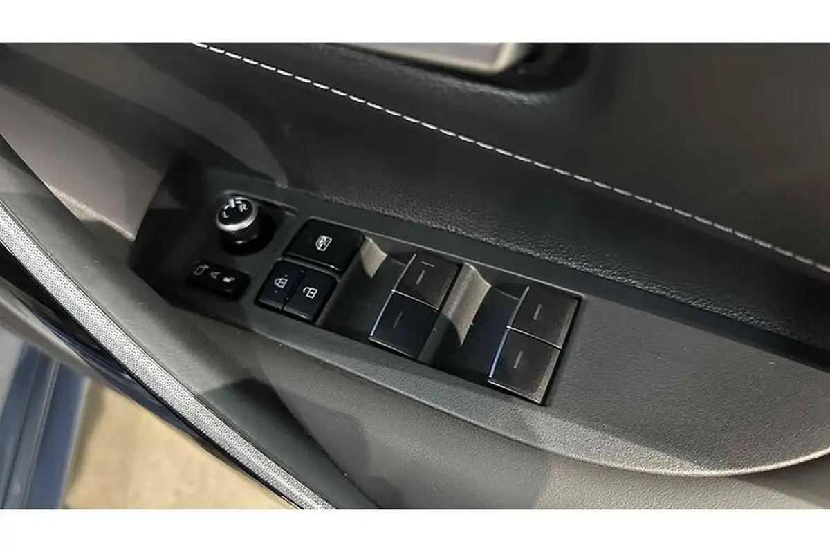 2021-toyota-corolla-18-vvt-i-design-trk-touring-sports-5d-big-23