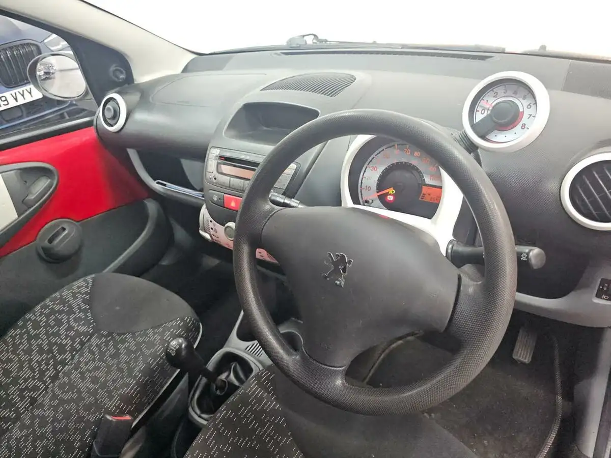 2012-peugeot-107-10-sportium-5d-big-10