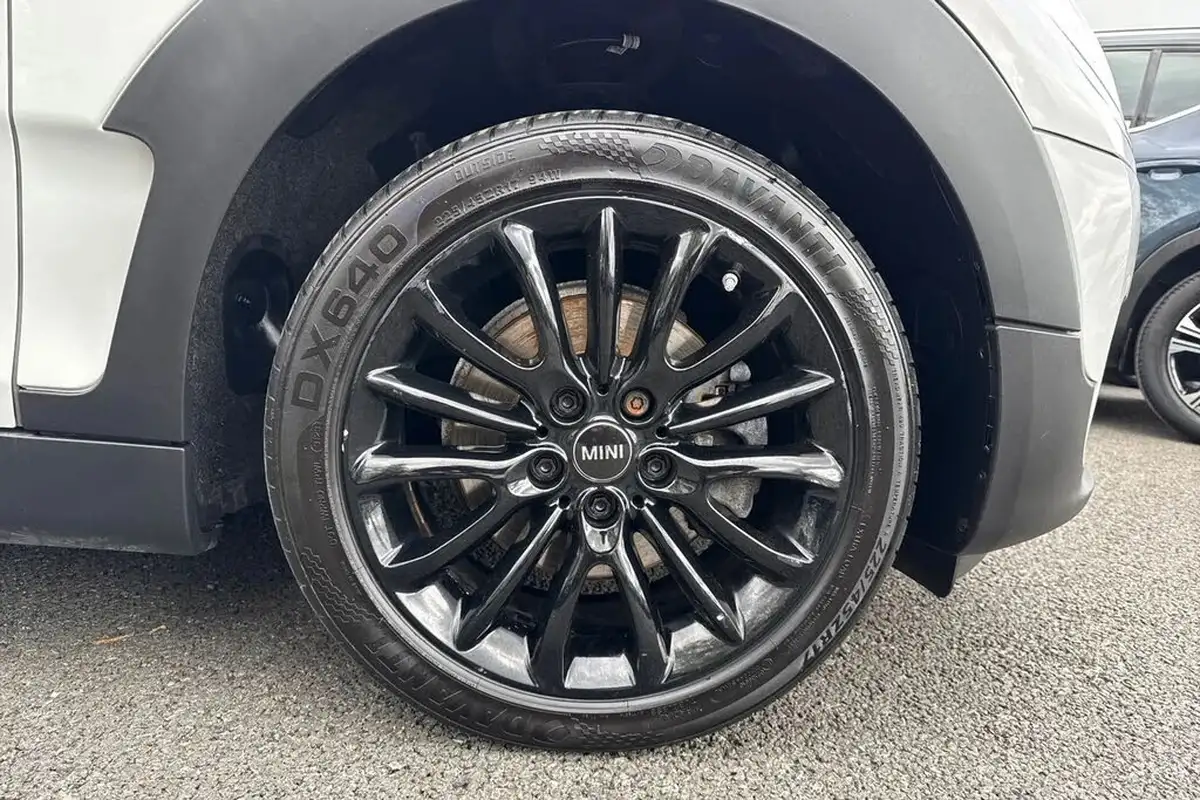 2018-mini-clubman-15-cooper-auto-big-9